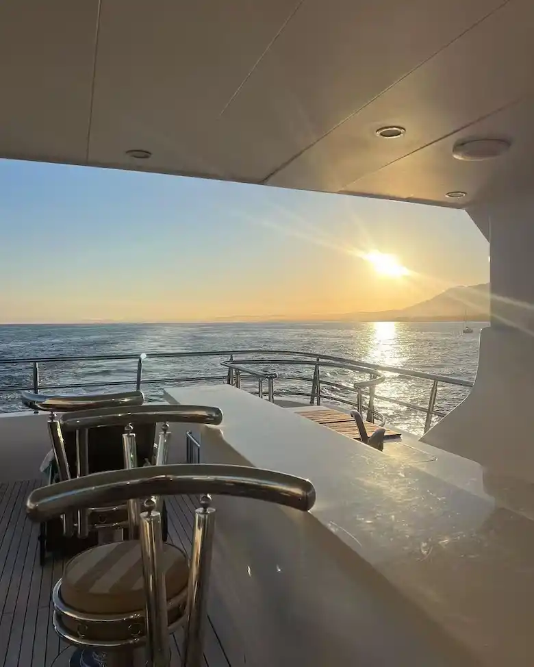 Bandido: cómo es el yate en el que Insaurralde disfrutó de un paseo por el Mediterráneo con Sofía Clerici