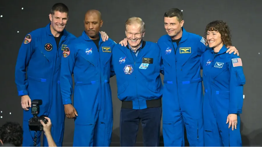 Los cuatro astronautas que irán a la Luna. Y en el centro, Bill Nelson, el director de la NASA. (FOTO: NASA)