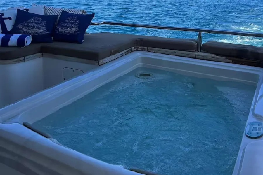 Así es el jacuzzi del yate de lujo que alquiló Martín Insaurralde 