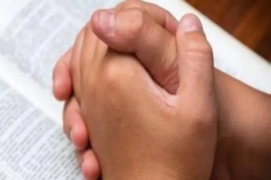 Pulgar izquierdo sobre el derecho.