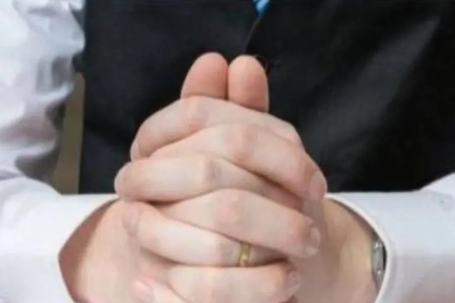 Pulgares al mismo nivel.