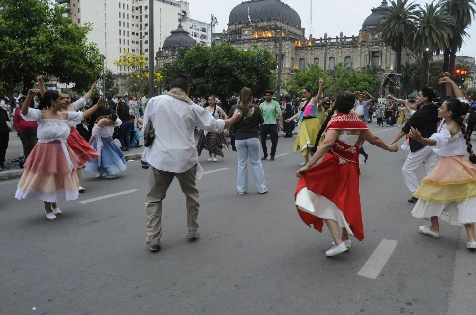 CELEBRACIÓN POPULAR. Los bailarines se dieron cita en la plaza Independencia para danzar ritmos folclóricos.