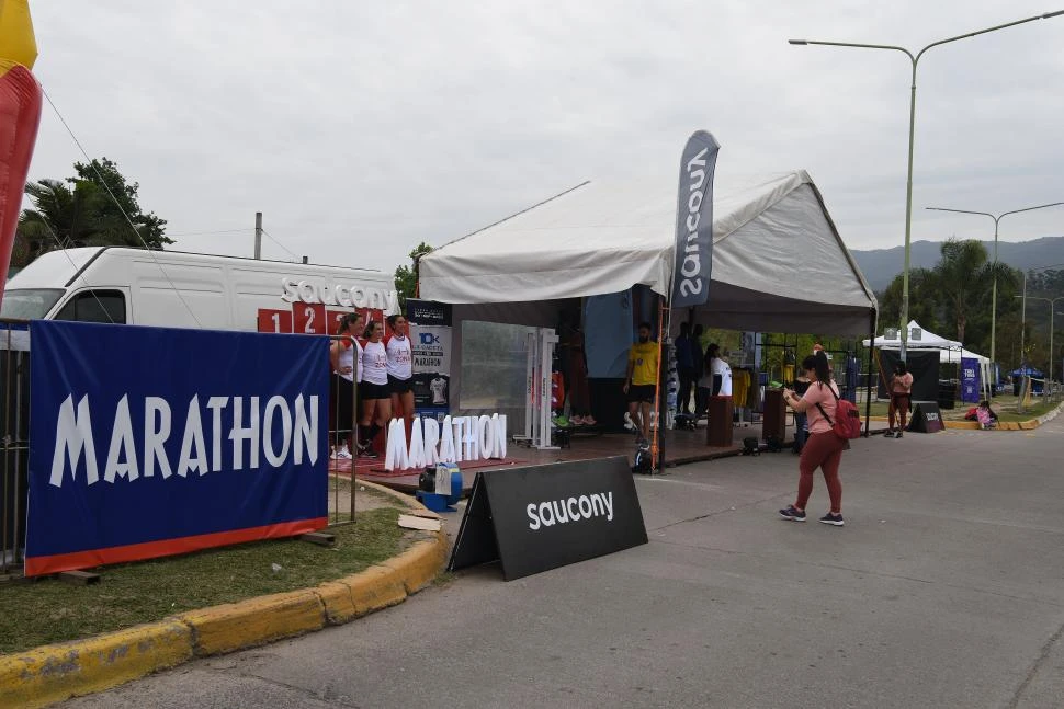 ATRACTIVO. El stand de Marathon fue uno de los más visitados en los 10K.