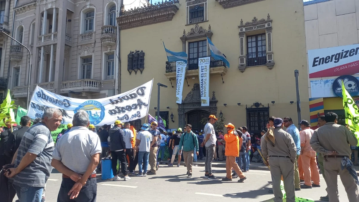 Los trabajadores protestaron frente a la FET. LA GACETA / FOTOS ANALÍA JARAMILLO
