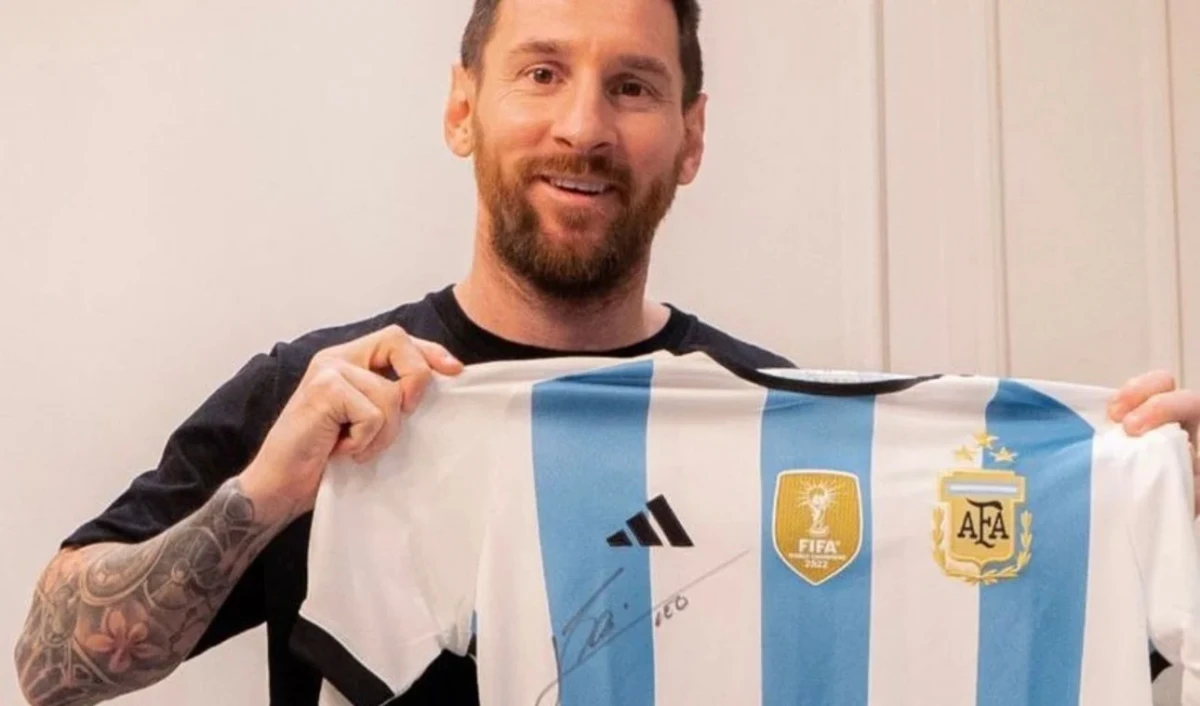 La sorpresiva razón por la que Lionel Messi le donó una camiseta firmada a Selena Gómez