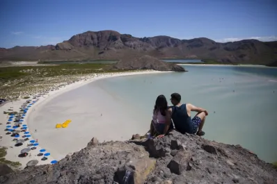 Vacaciones 2024: cuatro consejos para hacer rendir tu dinero antes y durante el viaje