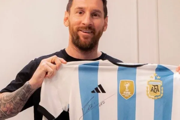 La sorpresiva razón por la que Lionel Messi le donó una camiseta firmada a Selena Gómez