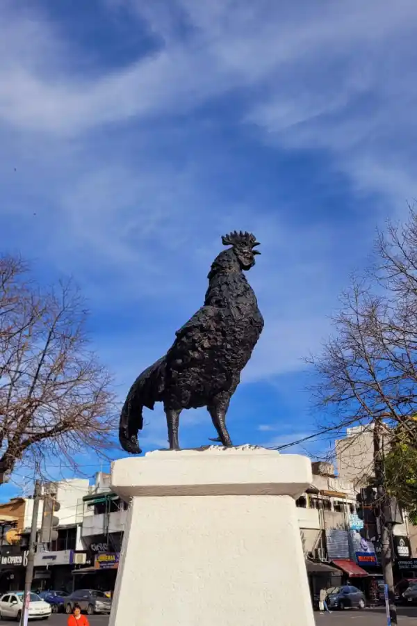 La estatua del gallo ubicada en la plaza San Martín, en el centro de Morón.