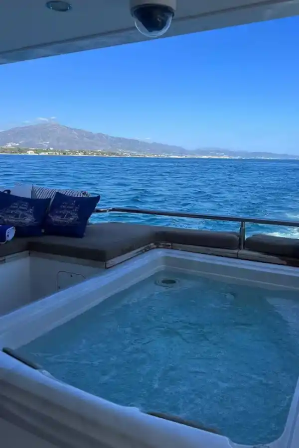 El jacuzzi del yate que alquiló Martín Insaurralde