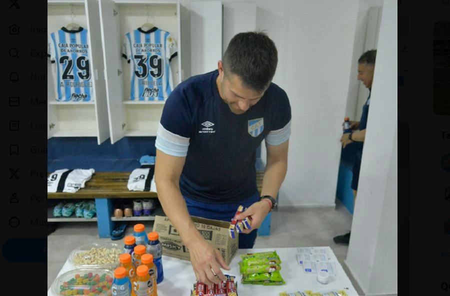 Nico Ramos, el nutricionista, dejando listo el vestuario para los jugadores de Atlético Tucumán