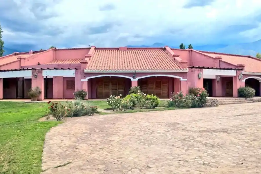 Así es la imponente mansión de la familia Menem en La Rioja.