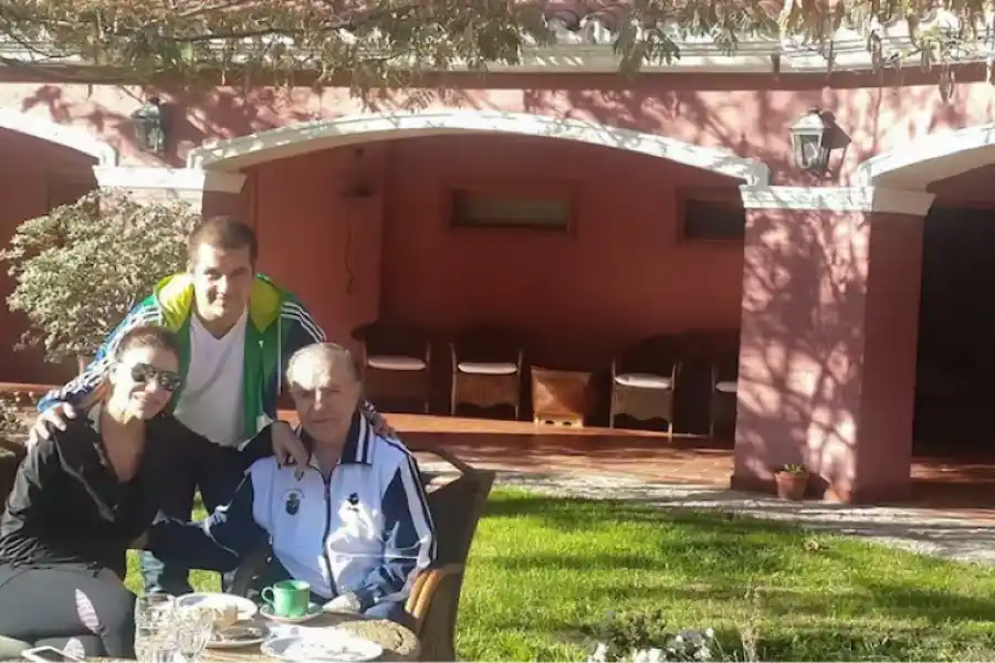 Su lugar en el mundo para el expresidente Carlos Menem, junto a su hija Zulemita, la dueña de la propiedad, y su nieto mayor.