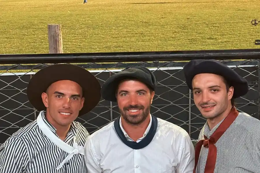 TODO UN GAUCHO. Enzo Díaz (izquierda), en el Festival de Doma y Folklore de Villa María, junto a dos amigos.