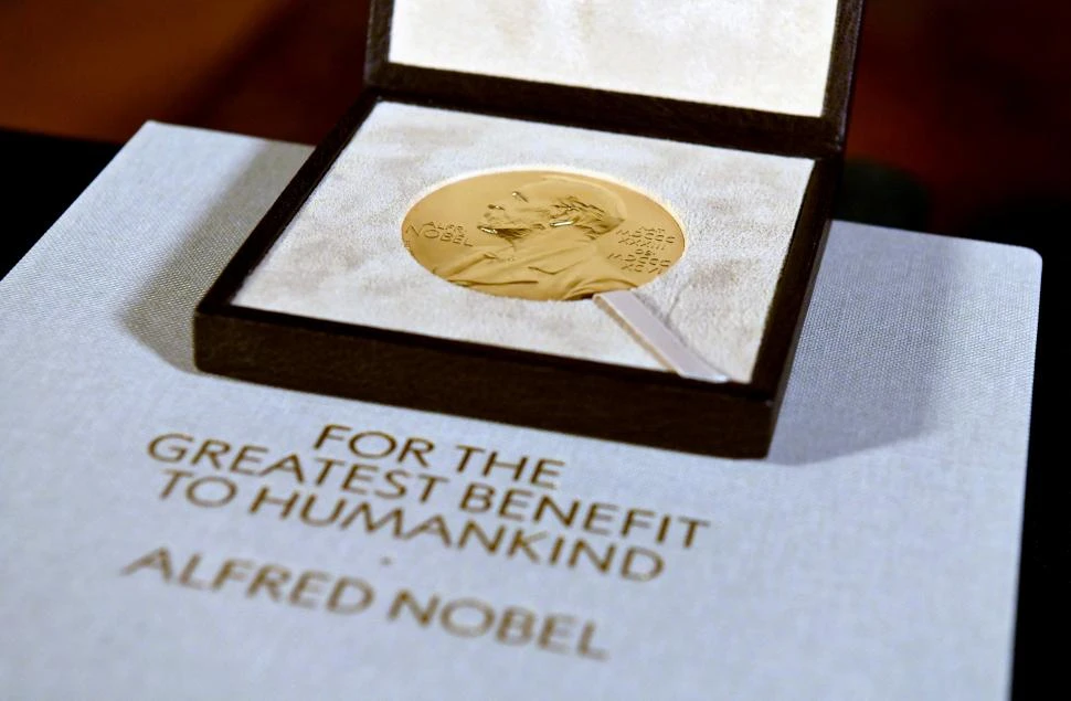 DISTINCIÓN. La medalla que recibirán los ganadores de los premios Nobel, junto con un diploma y un cheque por casi un millón de dólares.  
