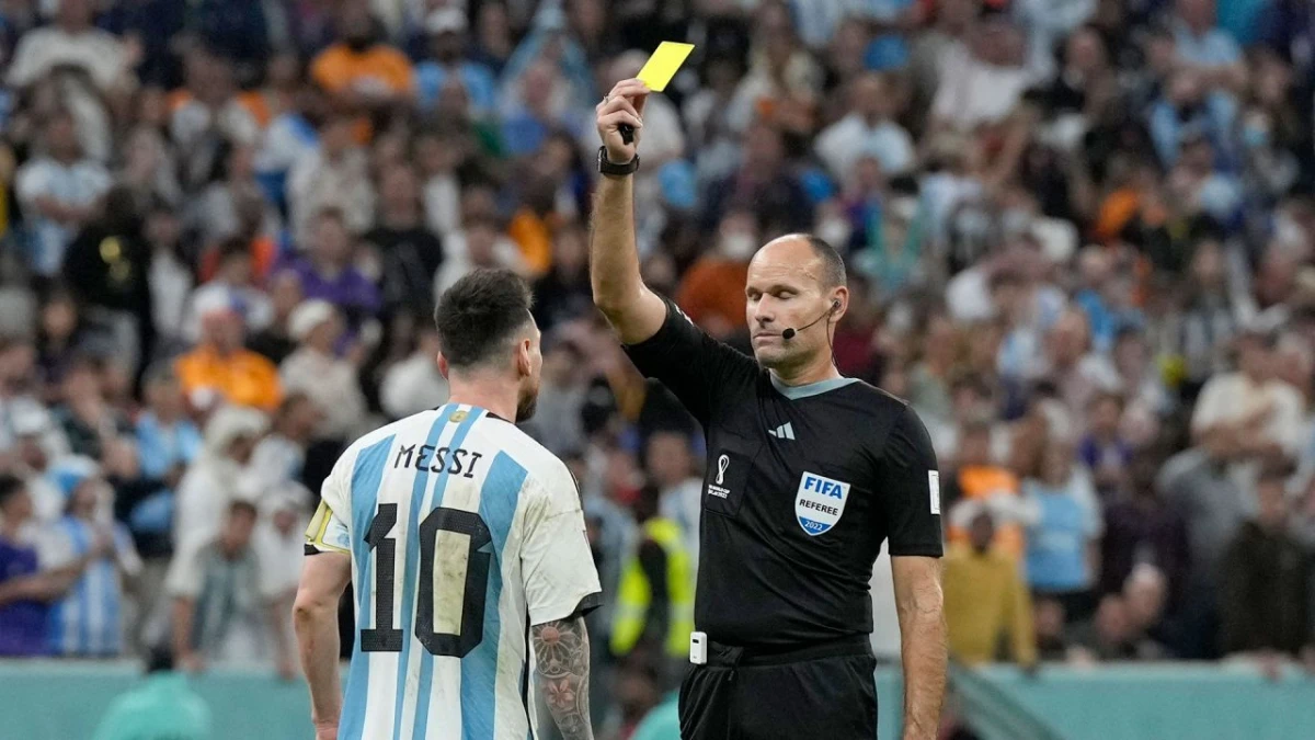 TENSIÓN. Mateu Lahoz amonestó a Messi en el duelo de cuartos de final del Mundial.