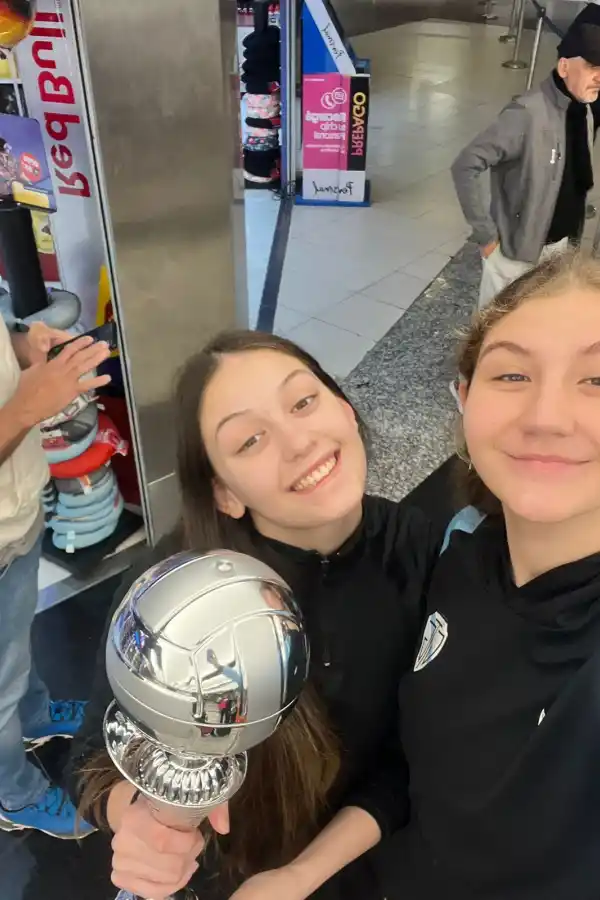 Medina Sarmiento (derecha), junto a una de sus compañeras del seleccionado, con el trofeo sudamericano.