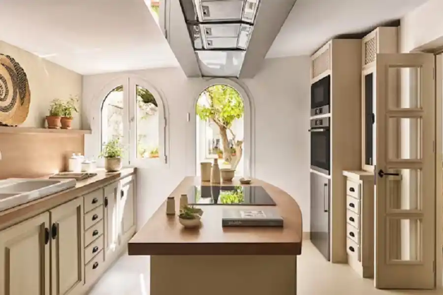 La cocina, totalmente equipada, se abre a un espacioso patio central, decorado con murales de cerámica pintados a mano y una mesa de desayuno.