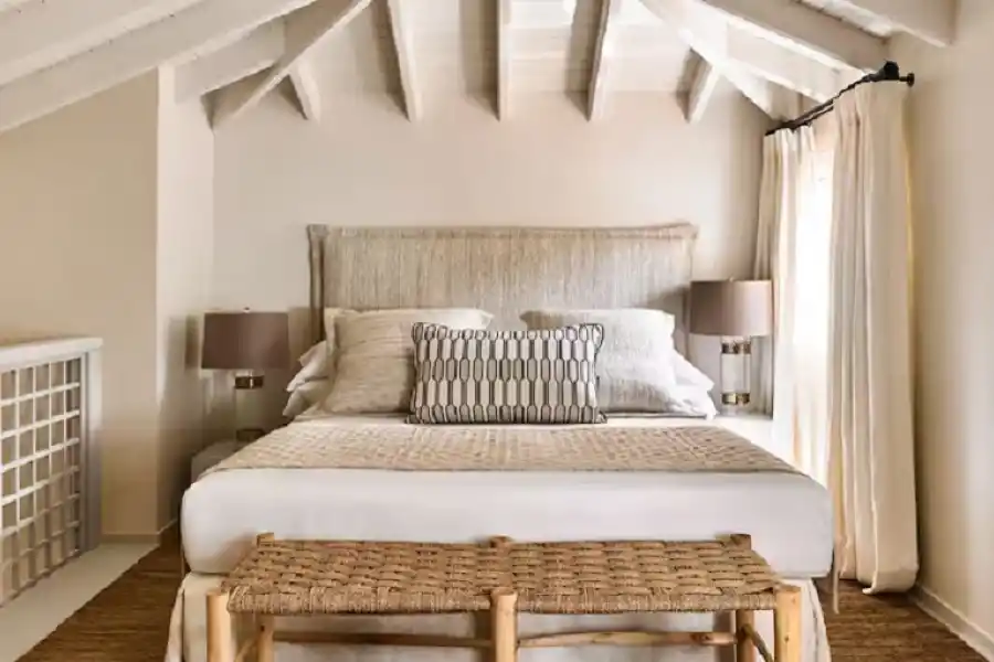 El dormitorio ubicado en el loft superior, con una cama King, y está conectado a una sala de estar y un baño privado (en total, 41 metros cuadrados).