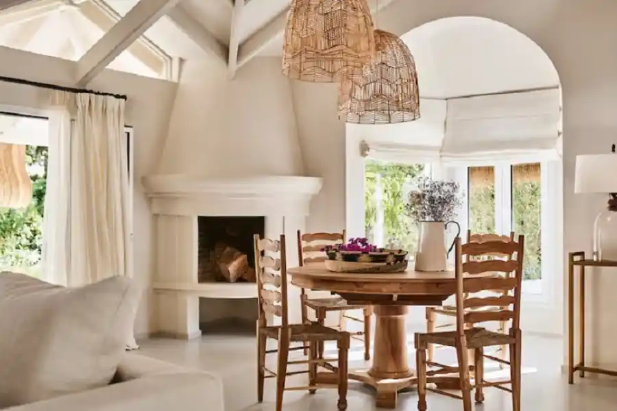 La propiedad en sí cuenta con 550 m² e incluye un amplio salón comedor, adornado con una chimenea de leña que se abre a una terraza.