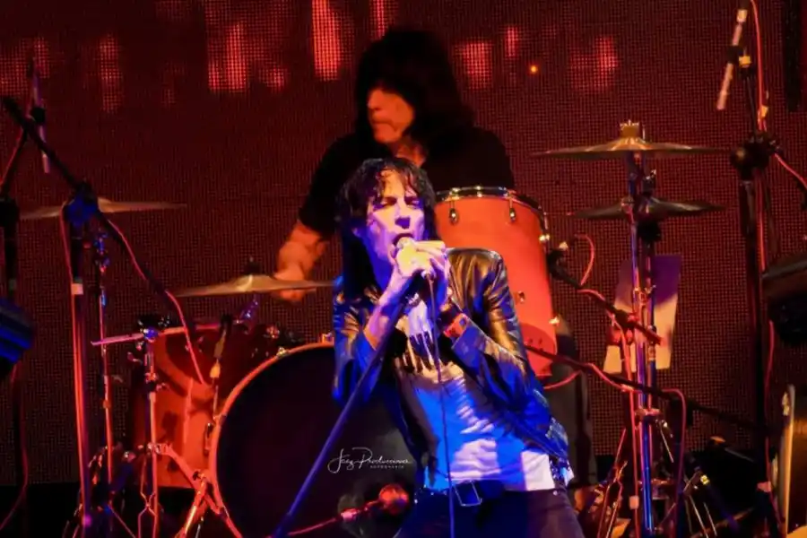 DESDE EL FONDO. Marky Ramone en la batería y Ken Stringfellow en la voz sostienen a 