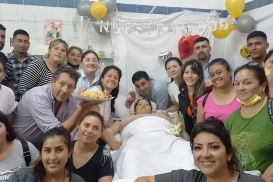 RODEADOS DE AMOR. Florencia y José se casaron acompañados por personal del hospital, amigos y familiares.
