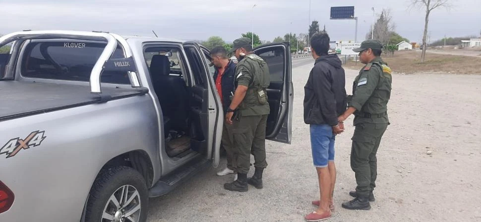 EN PLENO PROCEDIMIENTO. Dos gendarmes se disponen a controlar el interior del vehículo donde encontraron la droga que secuestraron.