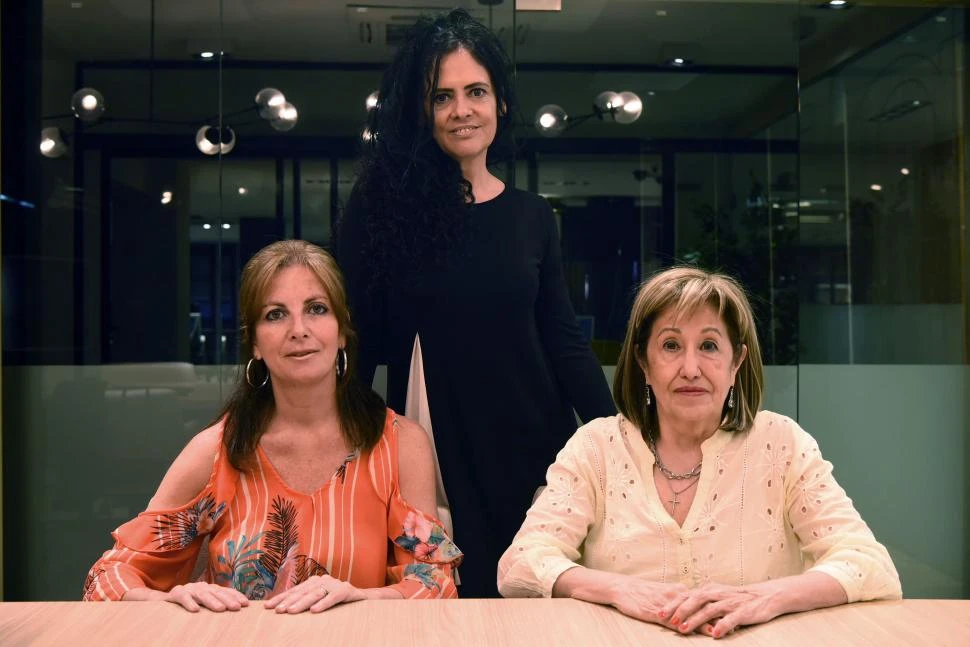 PROTAGONISTAS. Silvia López de Martín (decana de la Facultad), Paula Sibilia y María Margarita Tomás (presidenta del Comité Organizador),