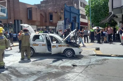 Video: en hora pico, un taxi se incendió en pleno centro tucumano