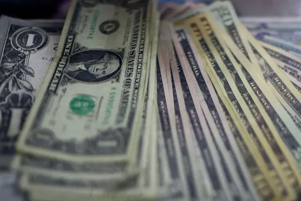 El dólar blue cortó la racha alcista, pero avanzó $100 durante la semana
