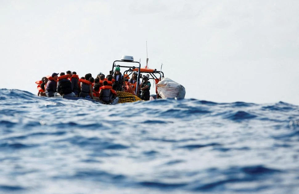RESCATE EN EL MAR. La tripulación del Geo Barents, barco operado por Médicos Sin Fronteras, recibe a migrantes frente a las costas de Libia.
