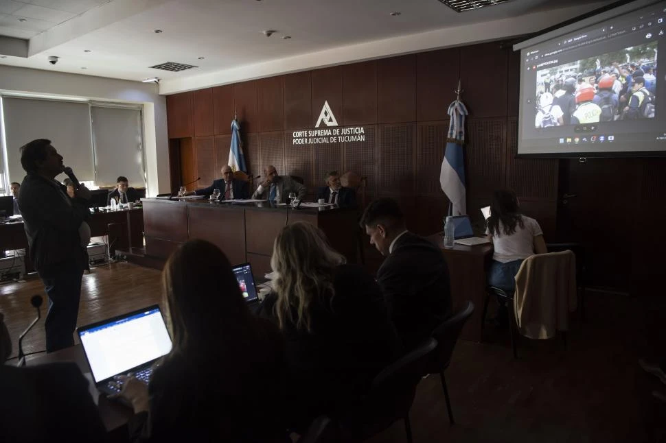 MOMENTO DE TENSIÓN. El ex comisario Acosta observa las imágenes. LA GACETA / FOTO DE INÉS QUINTEROS ORIO