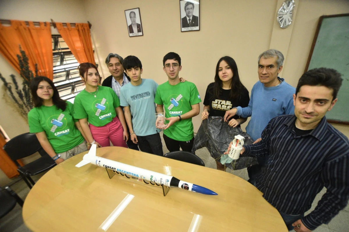 DESDE AGUILARES AL ESPACIO. Los miembros del equipo Cóndor Salvaje, del Instituto Técnico de la UNT, con el cohete que se lanzó en Córdoba. 