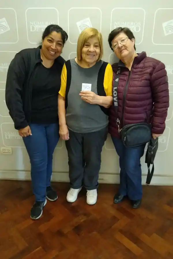 AFORTUNADA. Ana Juana Ibarra vino acompañada desde Famaillá para retirar su parte del premio.