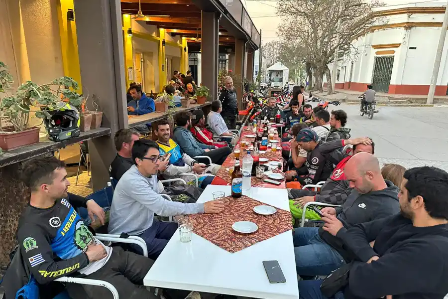 DISFRUTANDO. El grupo de uruguayos en San Pedro de Colalao. 