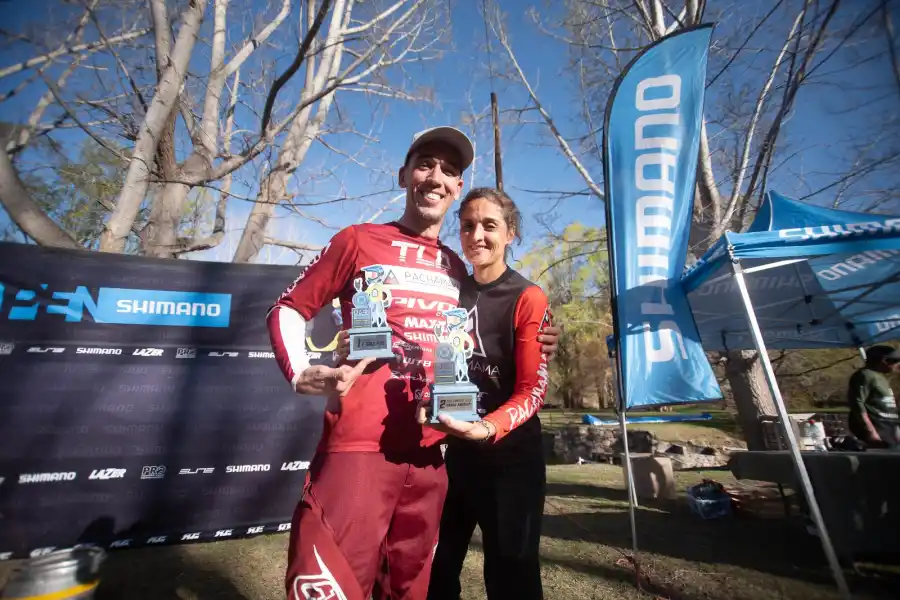 ENAMORADOS. Santiago junto a María de los Ángeles Ibarra, su pareja, también corredora.