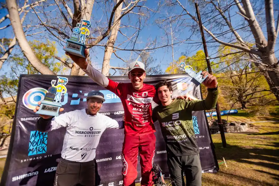 PODIO DE CAMPEONATO. El yerbabuenense en la premiación después de la carrera que se corrió en Las Vegas, Mendoza. Segundo quedó Mauro Vecchio de Tandil y tercero Pablo Iriarte de Mendoza.
