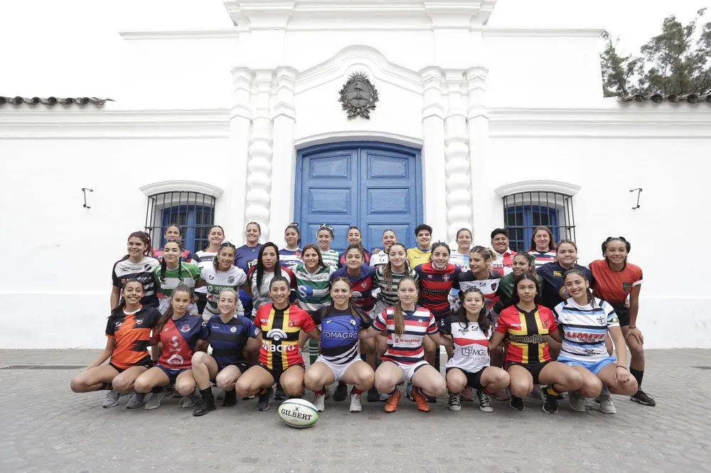 Las capitanas de los equipos posaron frente a la Casa Histórica.