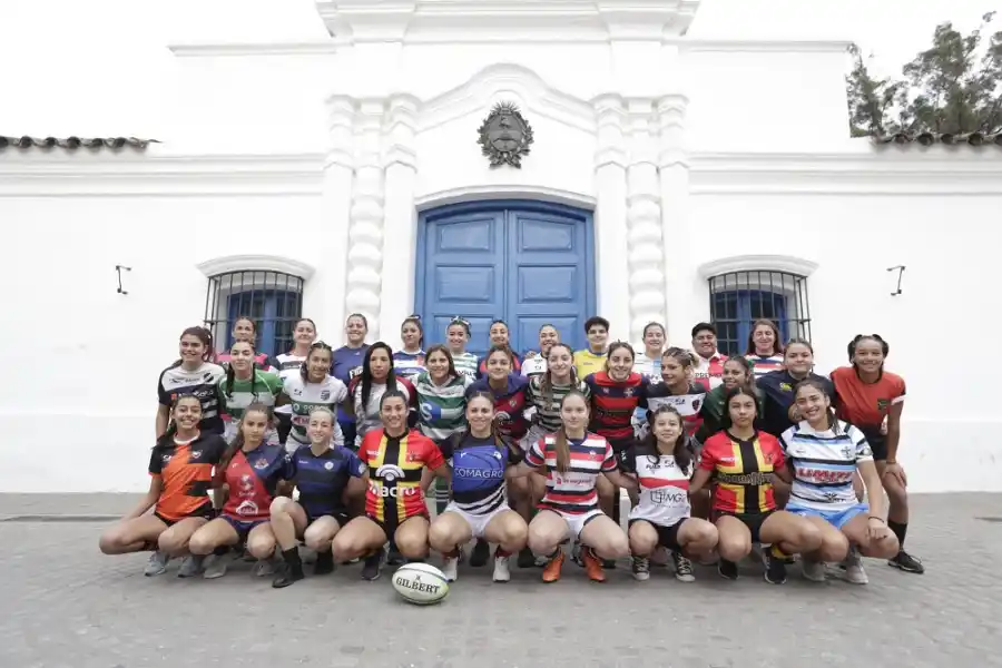 Las capitanas de los equipos posaron frente a la Casa Histórica.