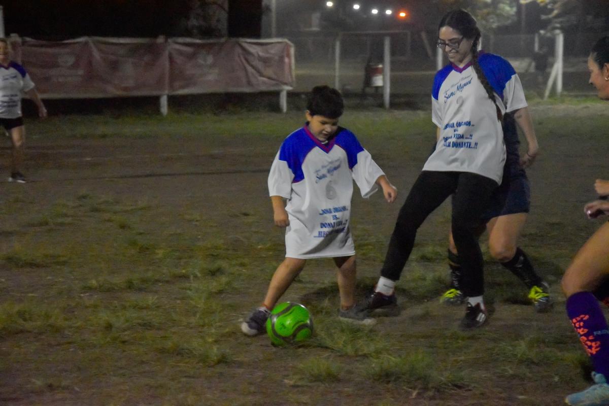 HABILIDOSO. Gabriel Benítez se lleva la pelota. El pequeño se lució por toda la cancha. FOTO DE JU LEDESMA GEA PRENSA Y COMUNICACIÓN.