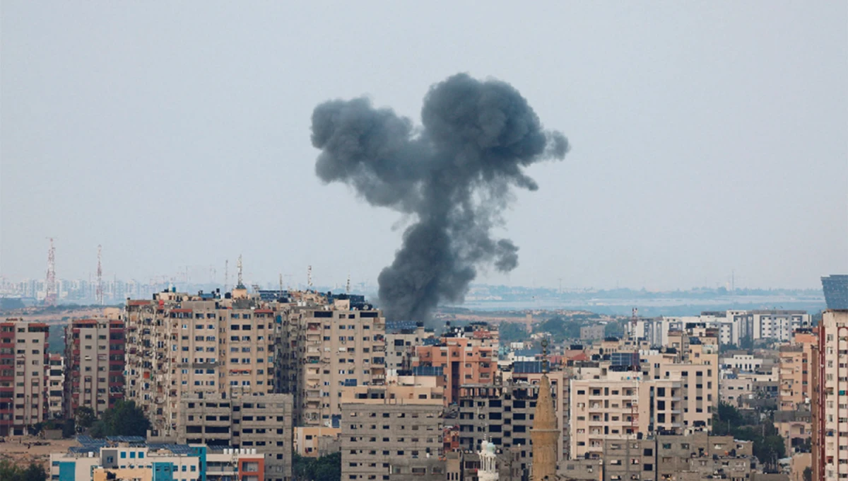 POR AIRE. Columnas de humo negro podían verse hoy en diferentes edificios ubicado en Gaza.