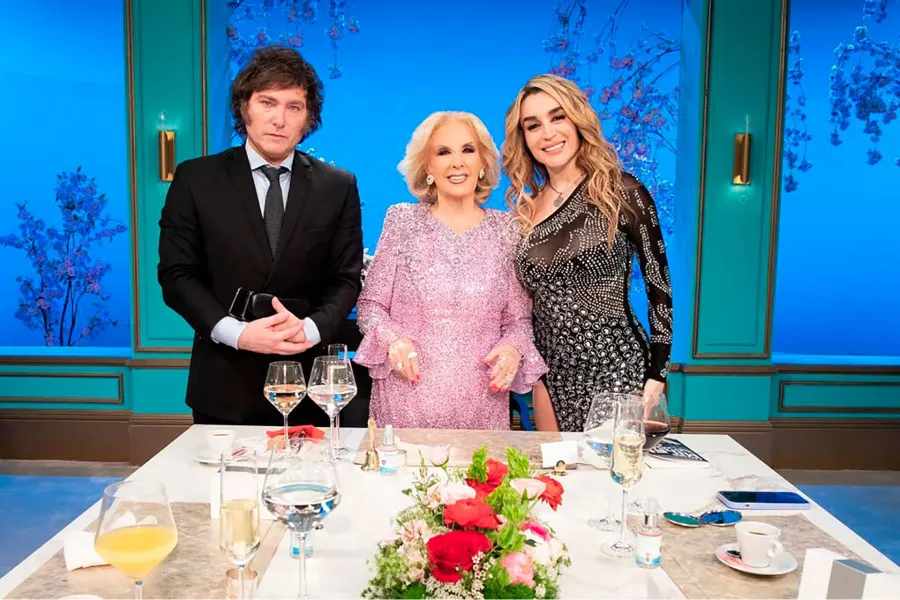 Las apasionadas fotos de Javier Milei y Fátima Florez durante la cena con Mirtha Legrand que revolucionaron las redes sociales.