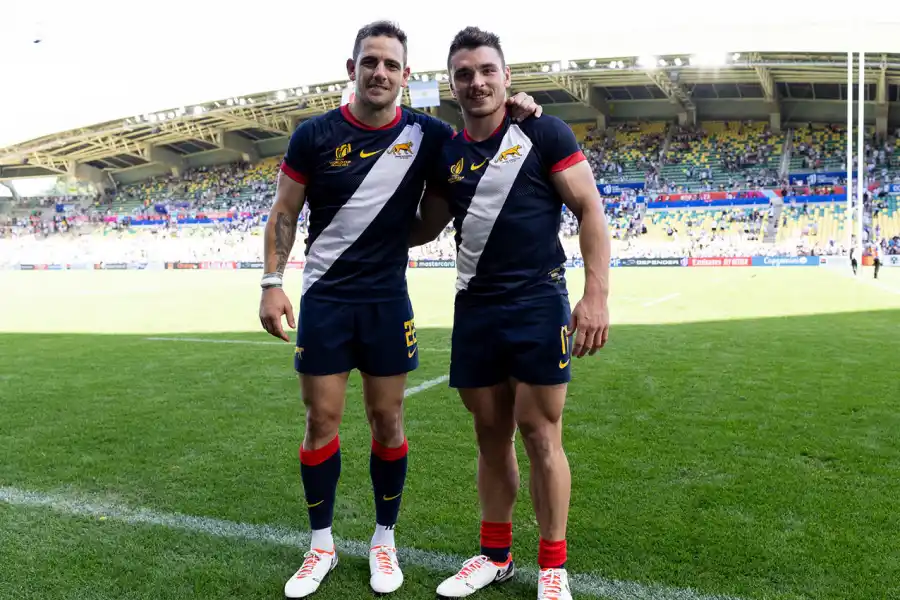 CELEBRACIÓN. Nicolás Sánchez y Mateo Carreras, dos de los tres tucumanos del plantel, posaron después de la clasificación. 