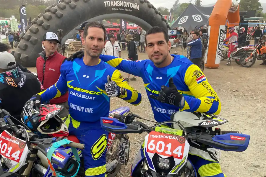 JUNTOS. Los paraguayos Marco Facetti e Igor Hoberuk disfrutan del Transmontaña.
