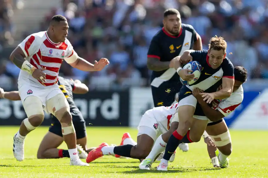 PIDE PISTA. El tucumano Nicolás Sánchez volvió a demostrar que está afilado para conducir a los backs argentinos.