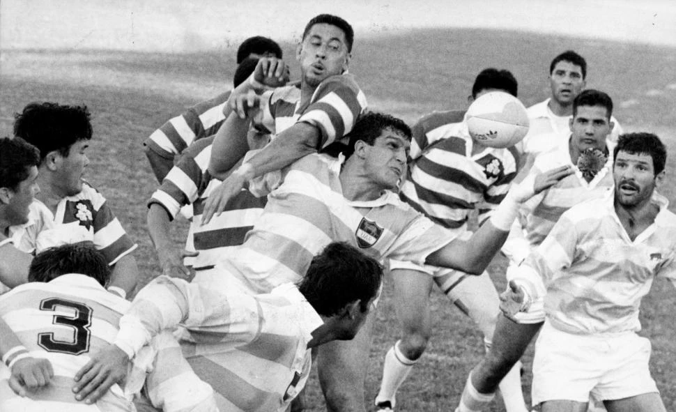 BATALLA CONTRA LOS “SAMURAIS”. José Santamarina (derecha) y Pablo Garretón (al fondo), guerreros tucumanos en lo que fue un triunfo ajustado sobre Japón. la gaceta / fotos de archivo