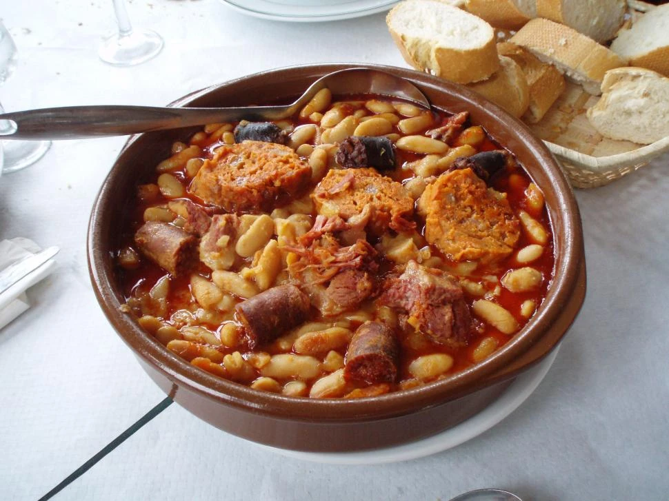 AUTORIDADES. Desde la comisión directiva de la Sociedad Asturiana nos cuentan los detalles de su gastronomía. Mirá el video en la web.