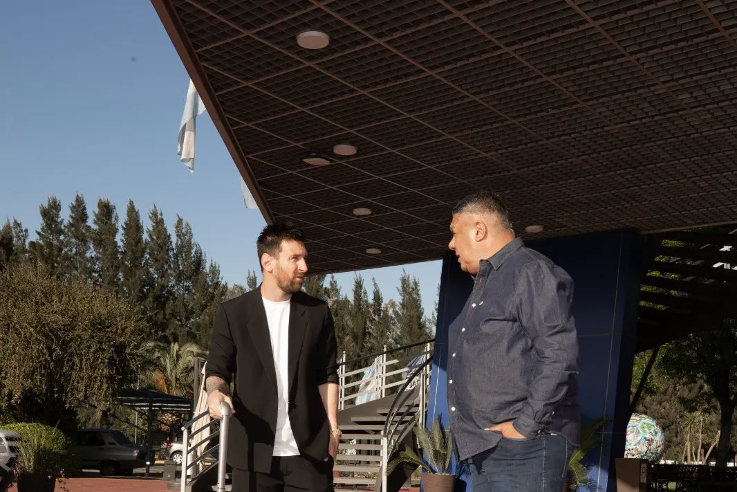 RECIBIDA. Chiqui Tapia, presidente de AFA, recibió a Messi en Ezeiza.