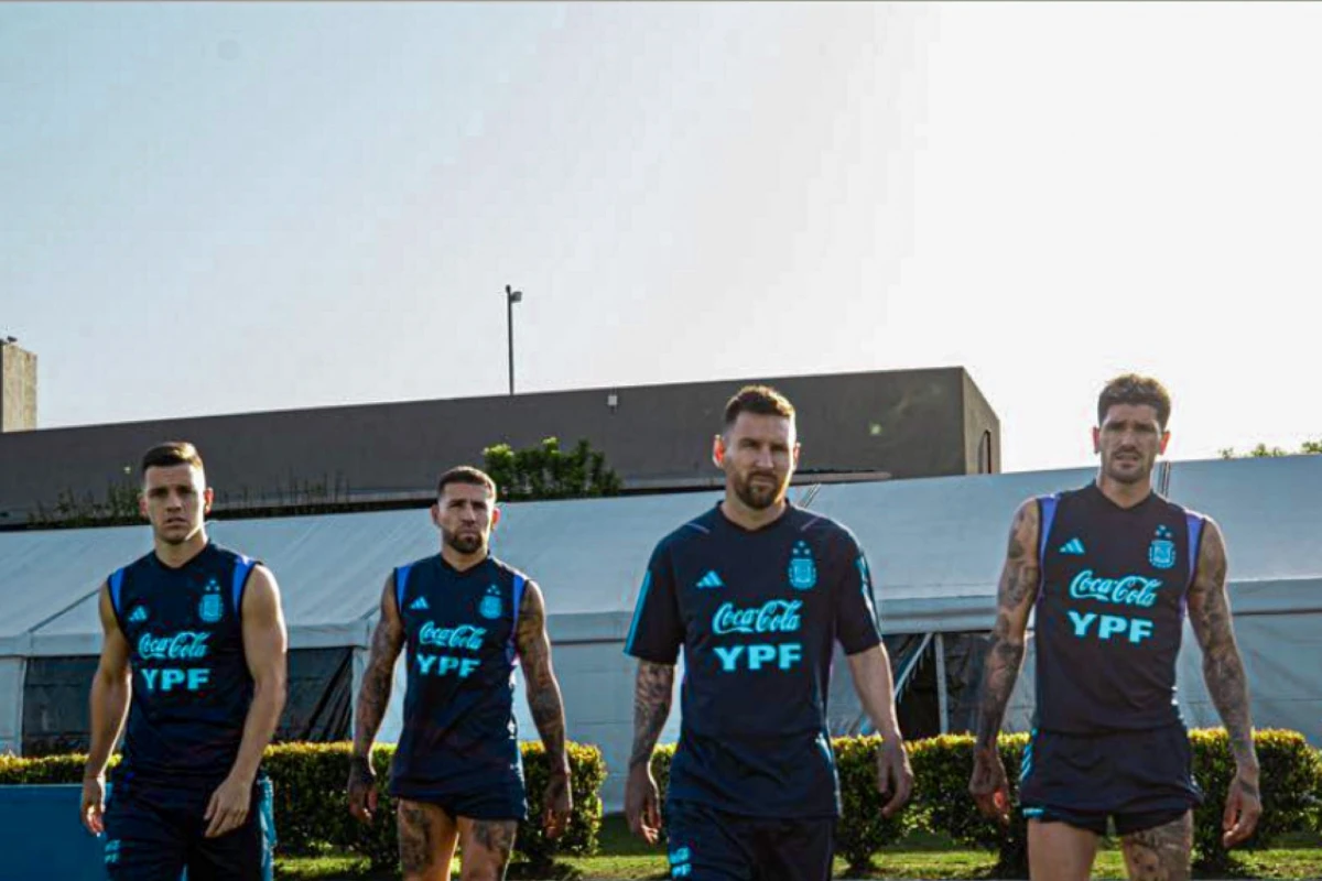 VOLVIERON. Esquivel, Mac Allister, Messi y De Paul listos para empezar la práctica. FOTO DE SUDANALYTICS