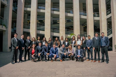 Estudiantes viajan a un concurso de litigación