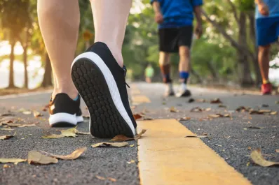 Caminar con auriculares: el hábito que podría ser perjudicial para tu cuerpo